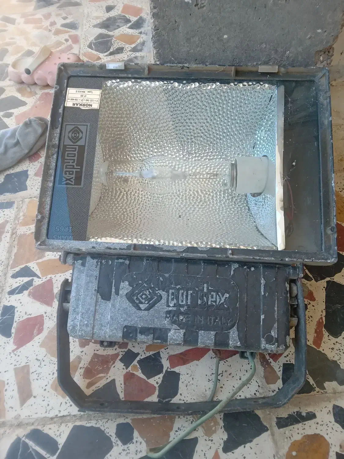 فقت نورافکن لامپ میخاد تانکر هم سالم سلندگاز|لامپ و چراغ|شوشتر, |دیوار