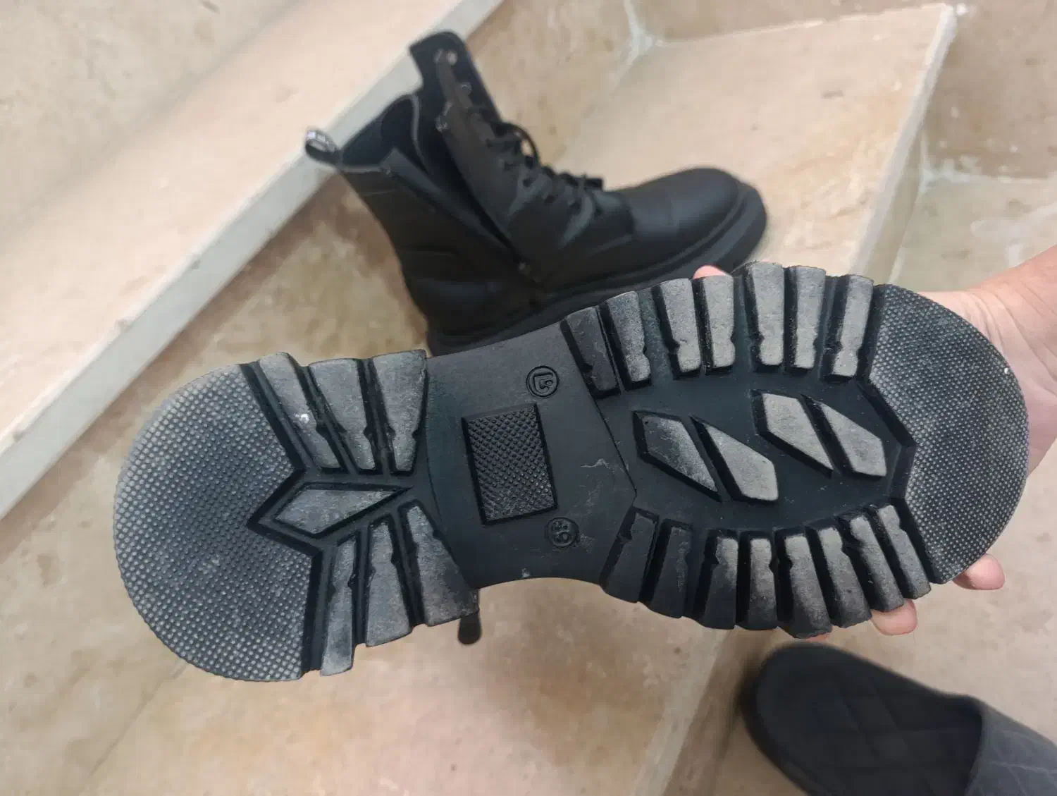 بوت نو|کیف، کفش، کمربند|میانه, |دیوار