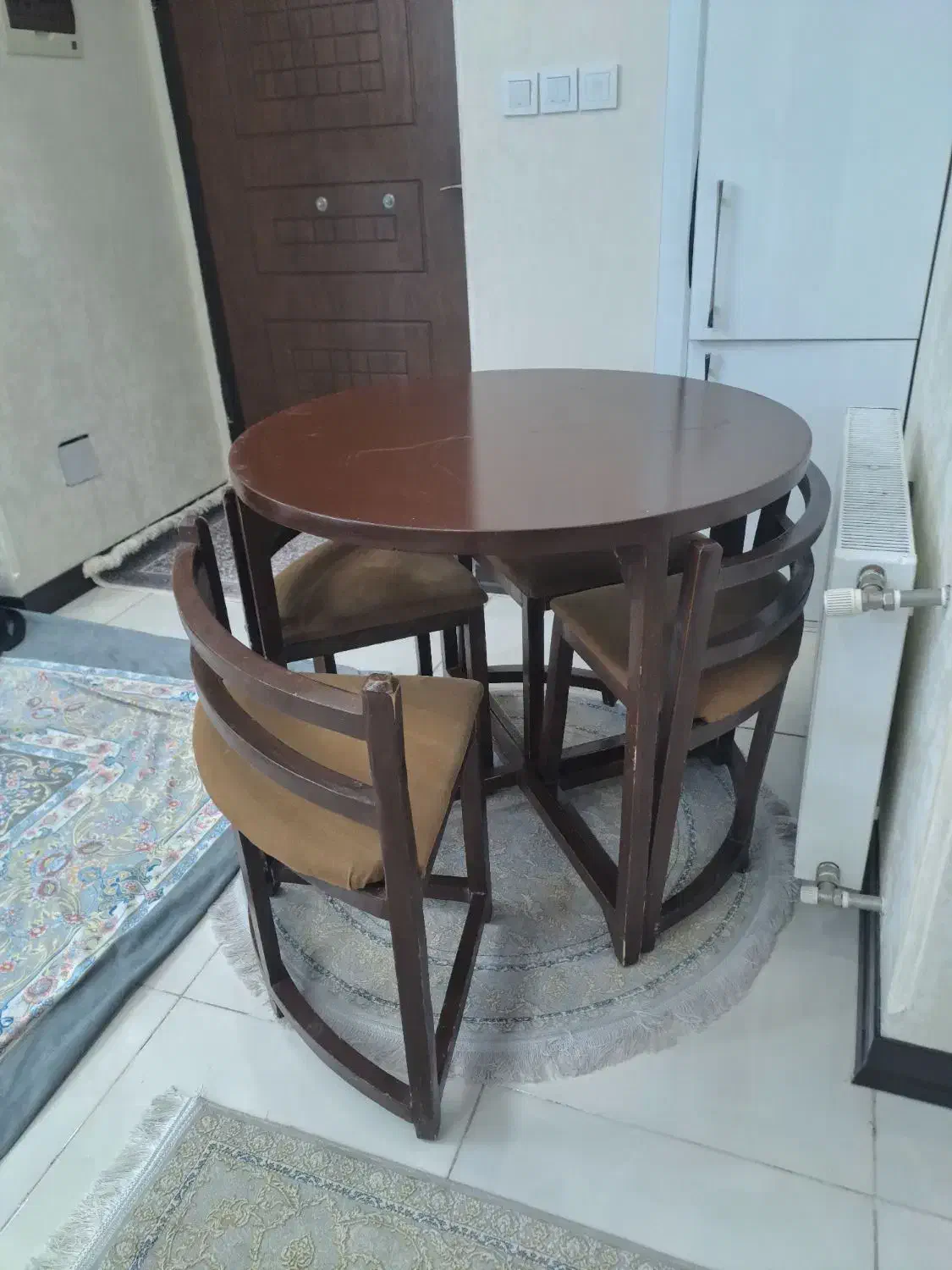 میز غذا خوری۴نفره|میز و صندلی غذاخوری|قم, شهرک امام حسن|دیوار