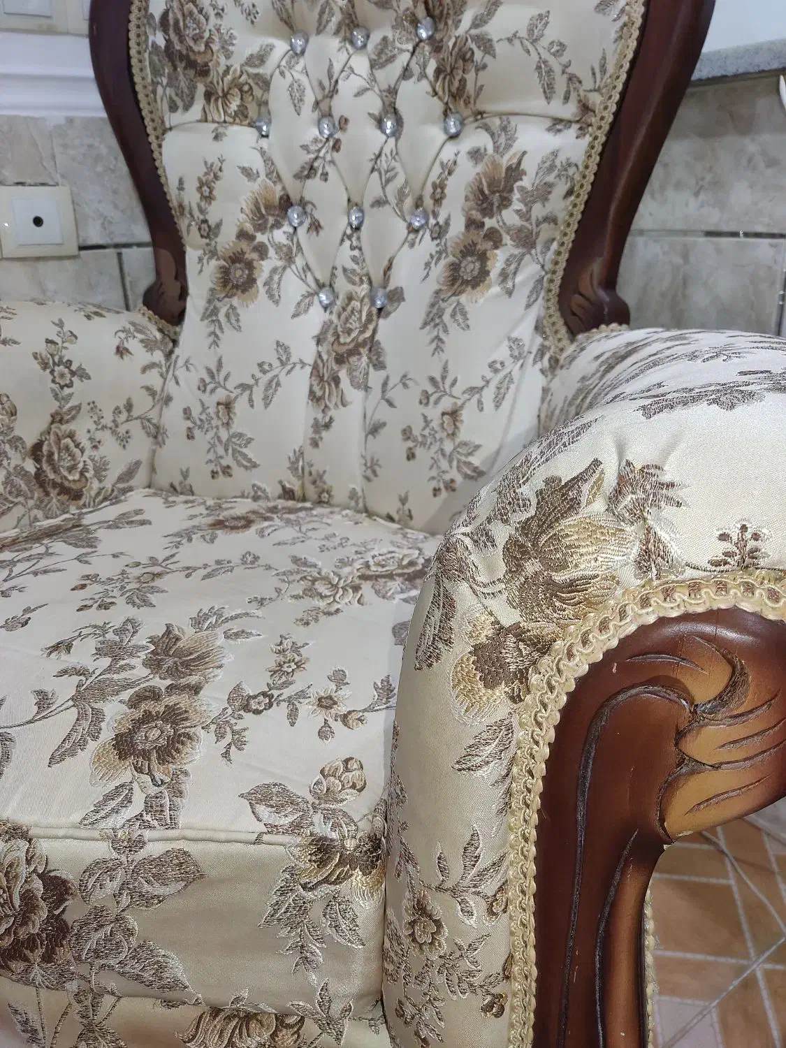 مبل هفت نفره سلطنتی|مبلمان خانگی و میز عسلی|مرودشت, فاز اول شهرک فرهنگیان|دیوار