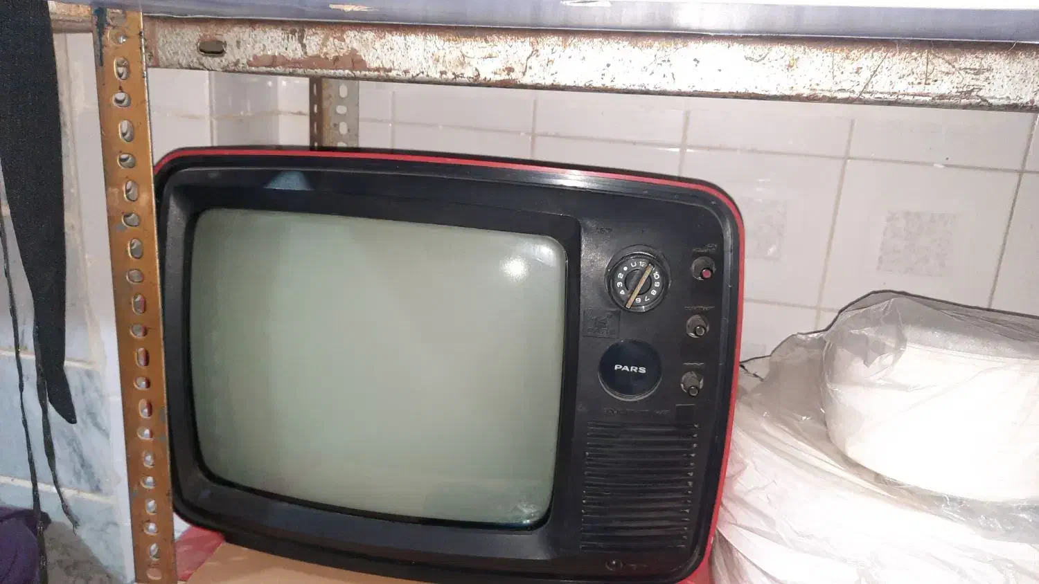 تلویزیون قدیمی سالم.|تلویزیون و پروژکتور|اندیشه, اندیشه فاز ۲|دیوار