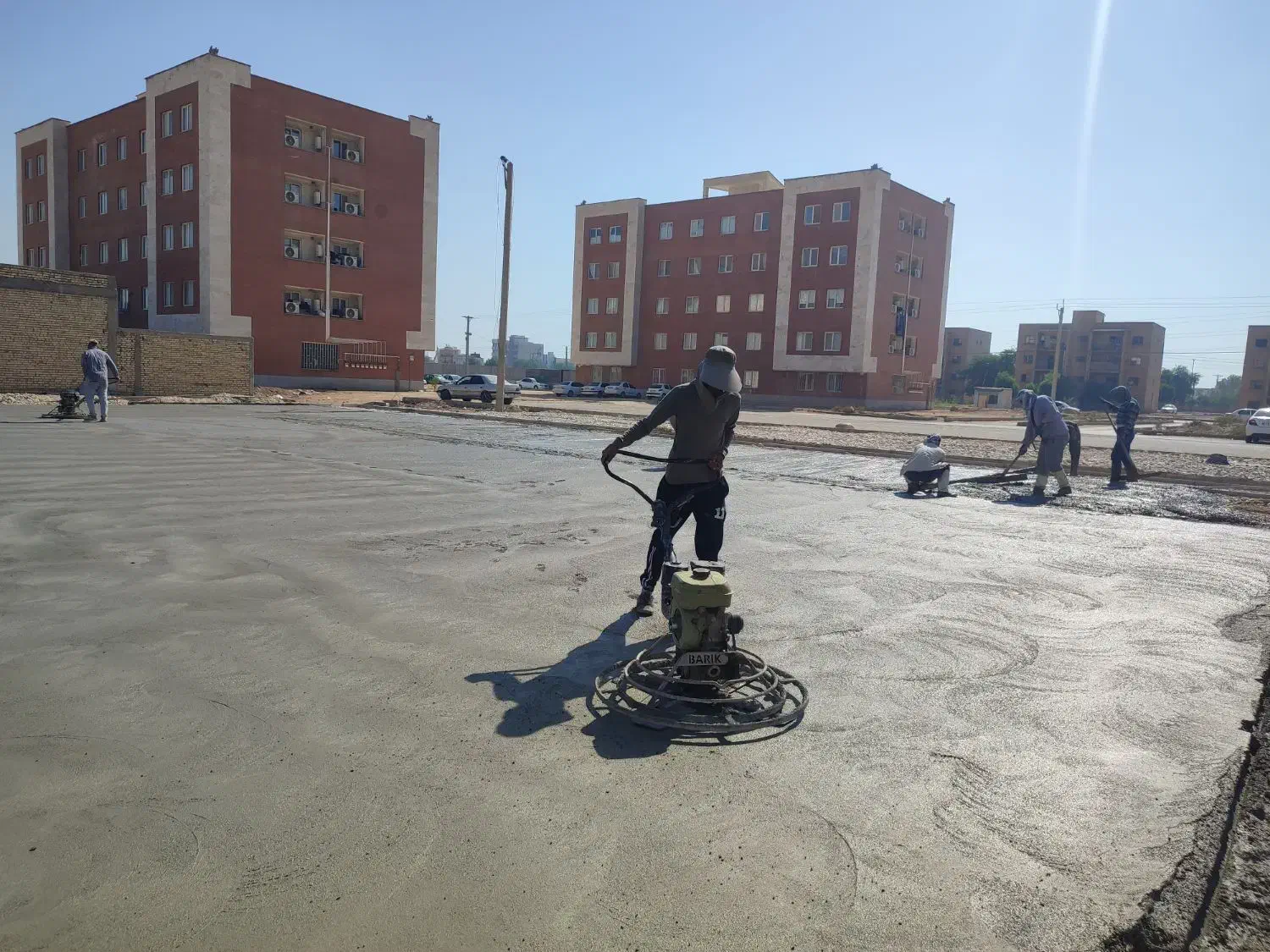 بتن ریزی با ماله پروانه ای + کاتر آسفالت و بتن|خدمات پیشه و مهارت|بندر امام خمینی, |دیوار