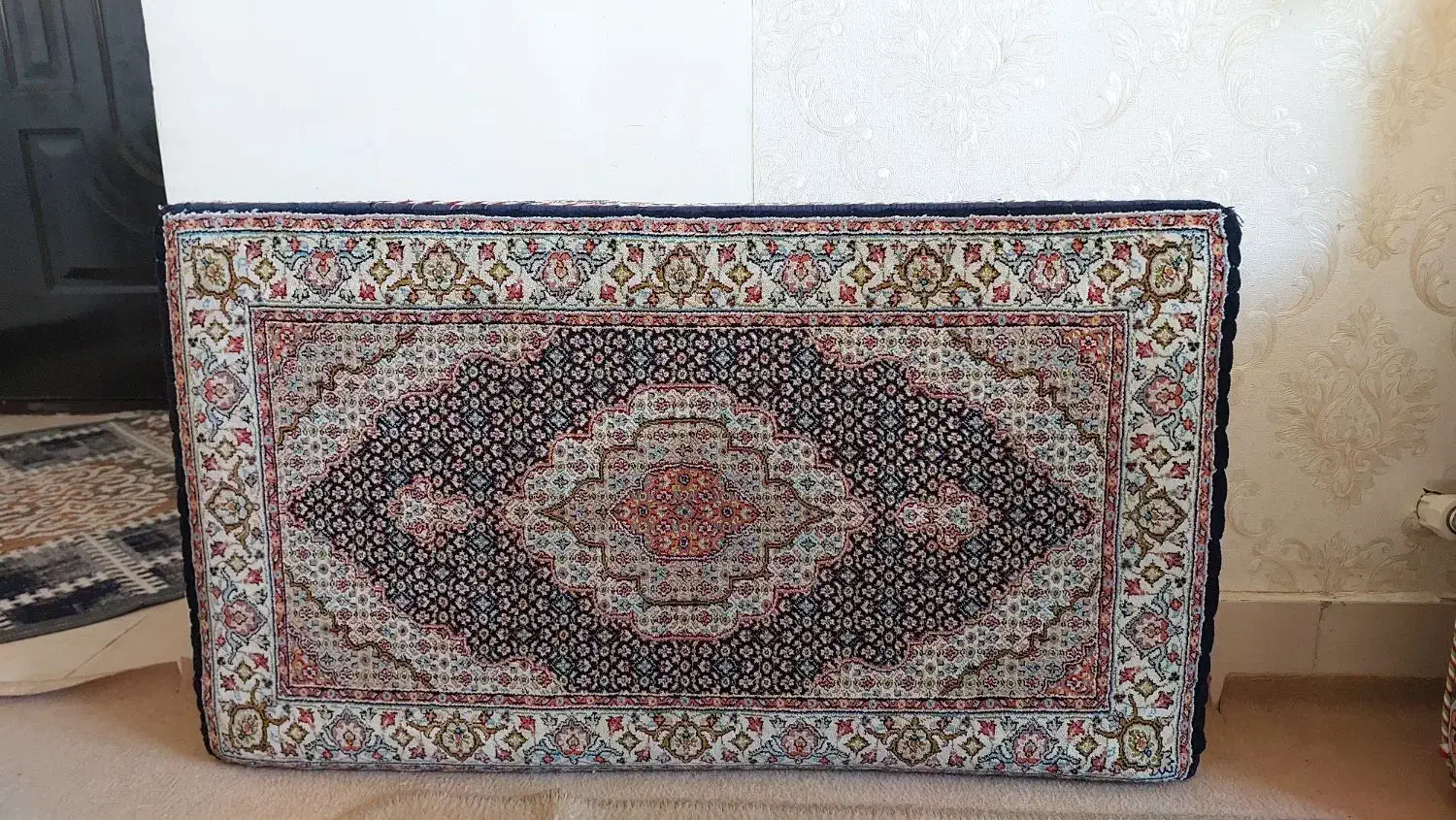 6 عدد پشتی در حد نو تمیز بدون هیچ عیبی|پشتی|قروه, |دیوار