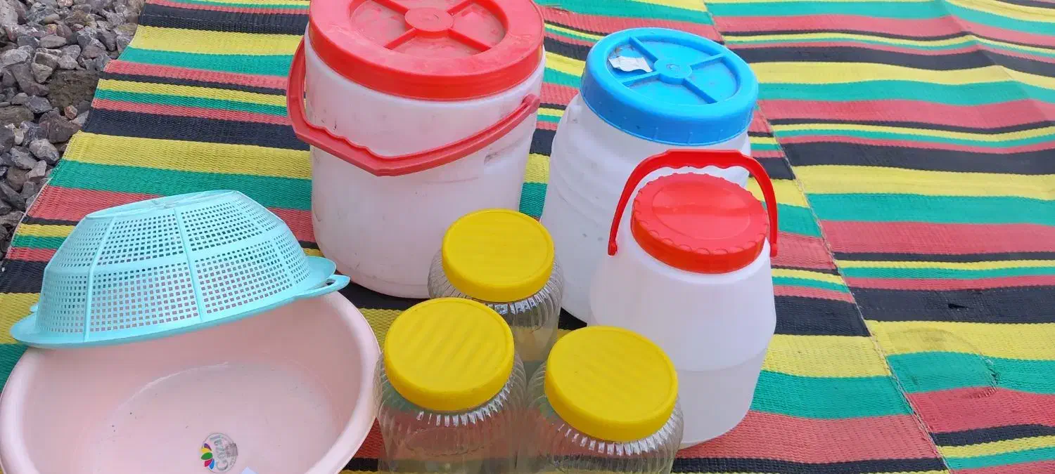 تعدادی لوازم پلاستیکی نو|ظروف نگهدارنده، پلاستیکی، یک‌بارمصرف|شاندرمن, |دیوار