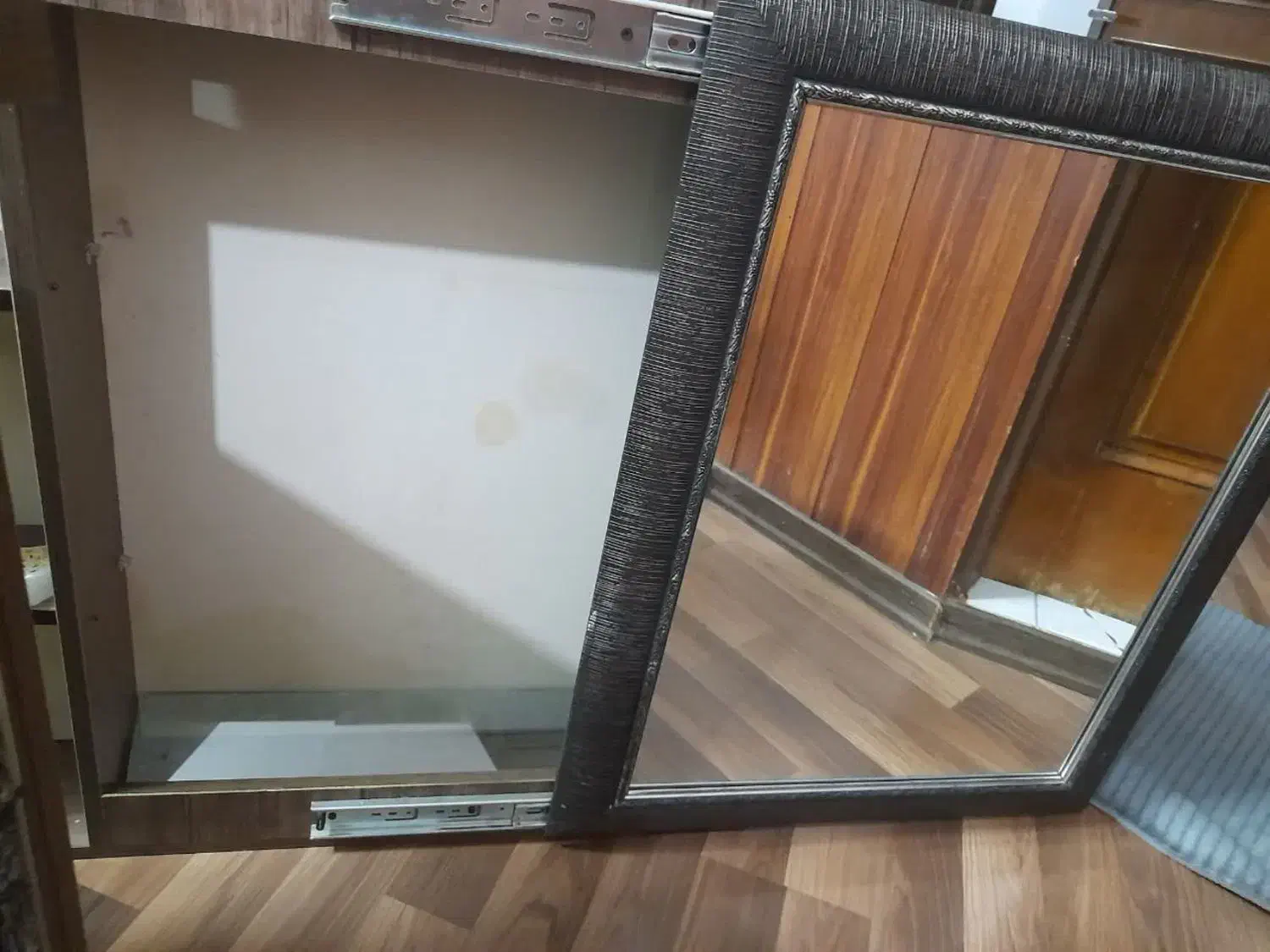 دلاور|جاکفشی، کمد، دراور|مشهد, چهارچشمه|دیوار