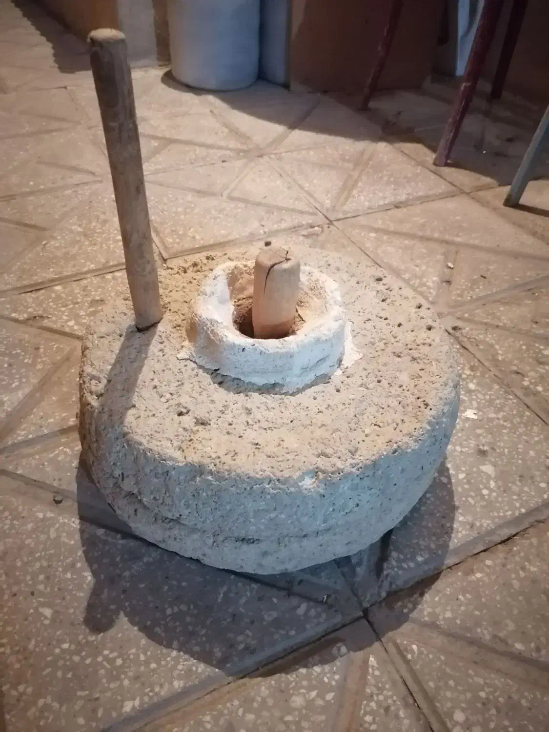 آسیاب دستی (هاره) قدیمی|کلکسیون اشیاء عتیقه|سنندج, |دیوار