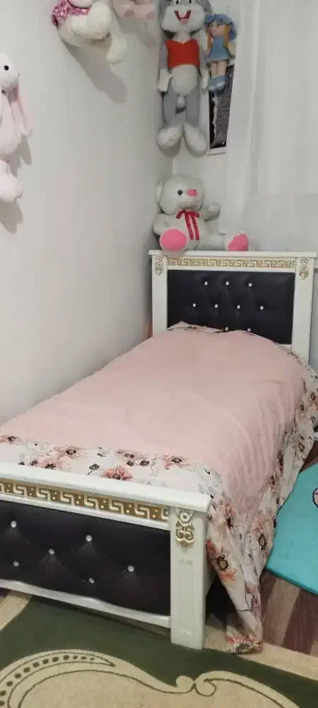 تخت خواب چوبی مقاوم در حد نو|مبلمان خانگی و میز عسلی|مرند, |دیوار