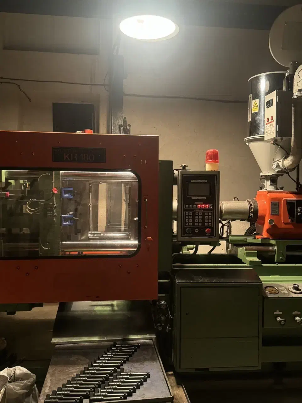 خدمات تزریق پلاستیک|خدمات پیشه و مهارت|ری, جوانمرد قصاب|دیوار