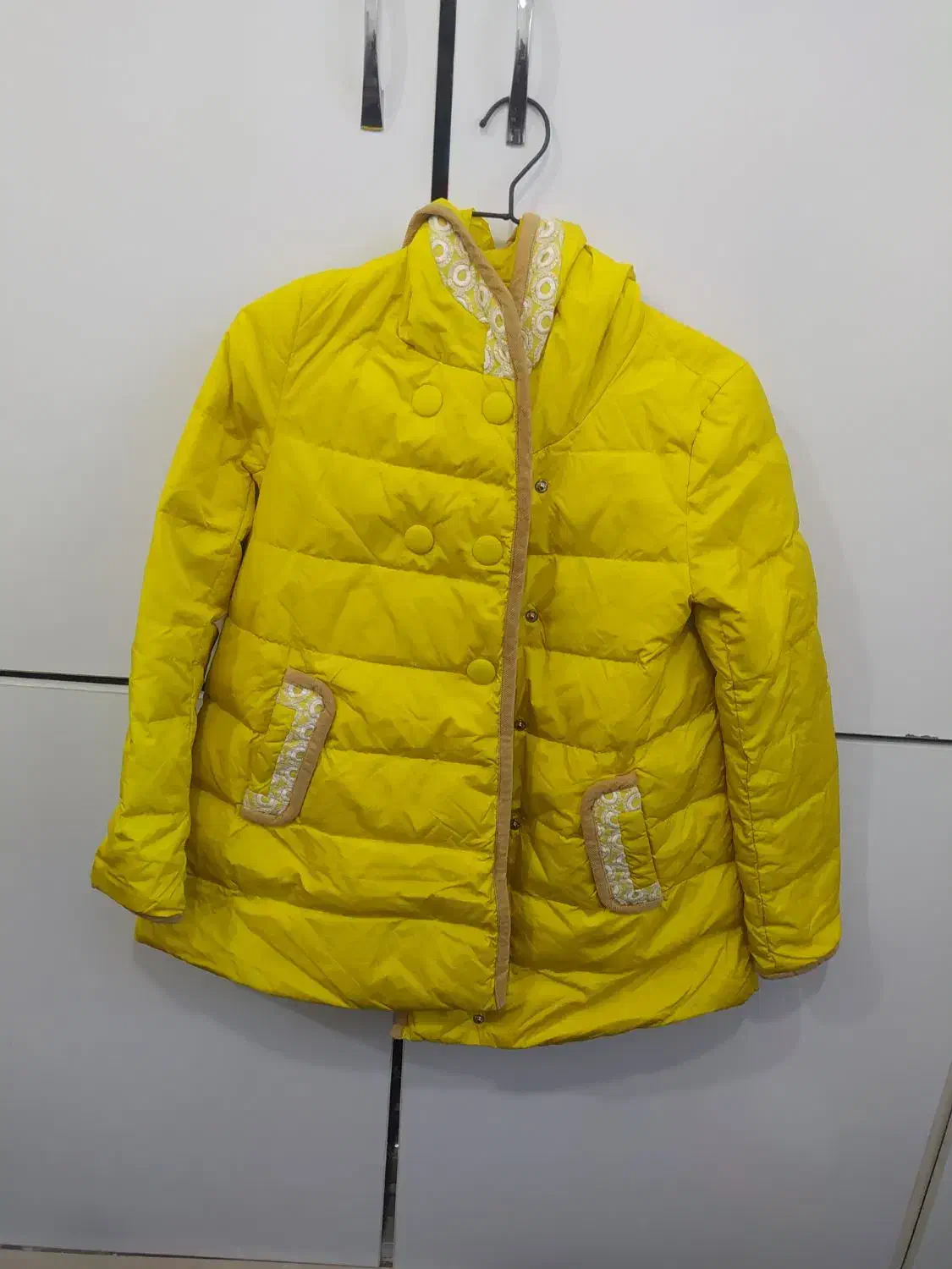 تعدادی لباس دخترانه|لباس|رباط‌کریم, رباط‌کریم|دیوار