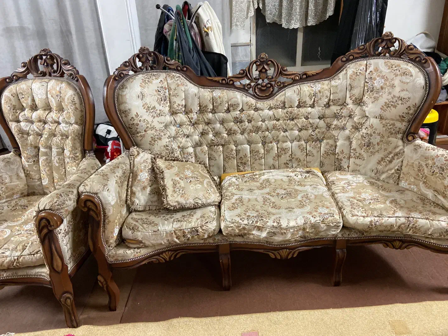 مبل ۹ نفره چوب گردو با ۲ تا جلو مبلی|مبلمان خانگی و میز عسلی|قم, انصارالحسین|دیوار