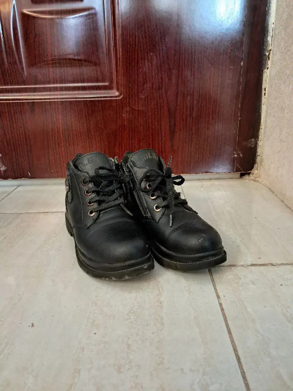 چکمه|کیف، کفش، کمربند|گلبهار, شهر جدید گلبهار|دیوار