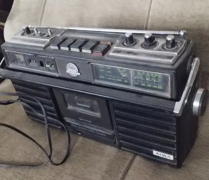 رادیو ضبط آیوا ژاپنی اصل‌عتیقه‌هفتاد‌ساله|کلکسیون اشیاء عتیقه|بروجرد, |دیوار