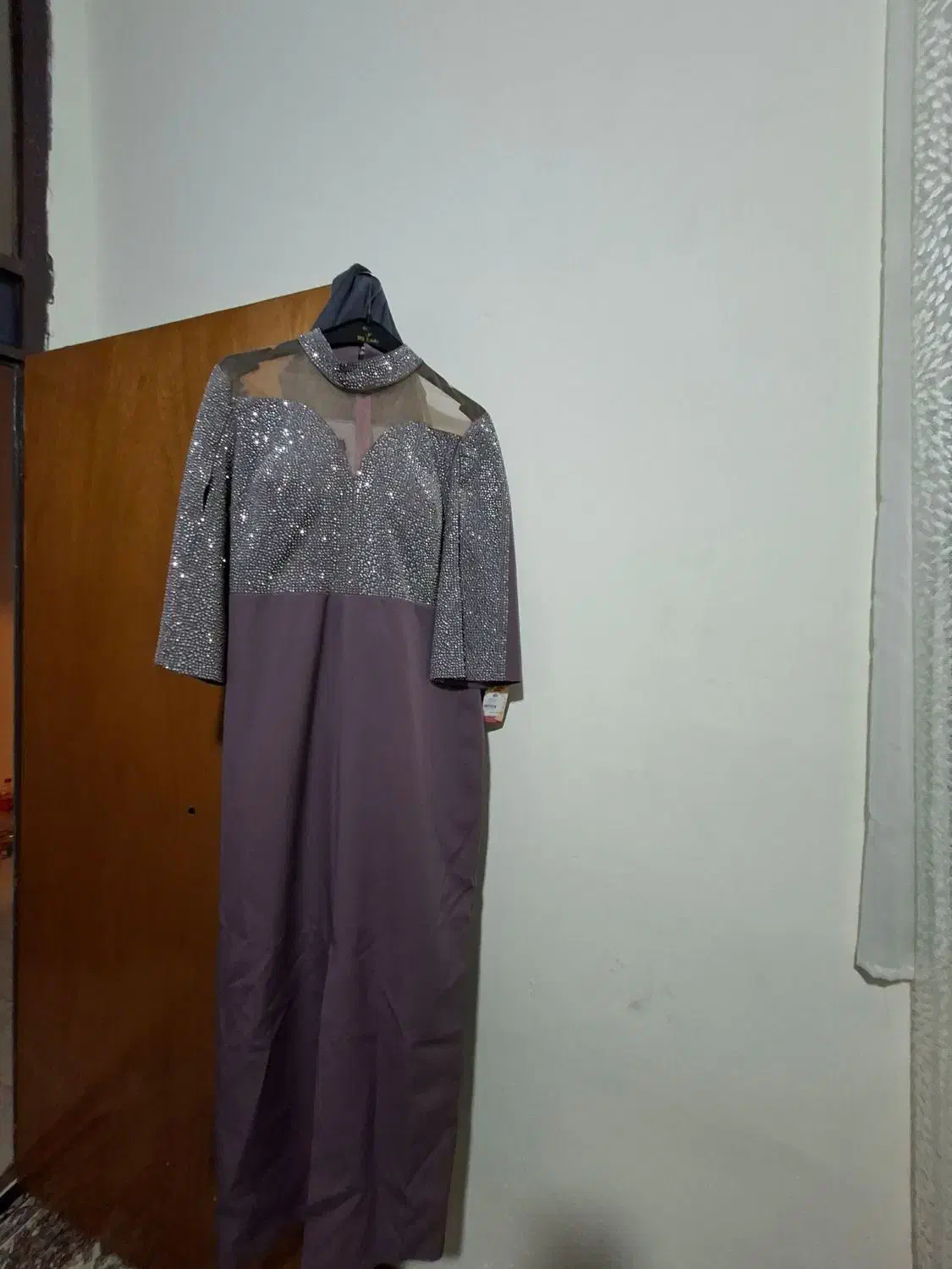 پیراهن مجلسی|لباس|ساری, |دیوار