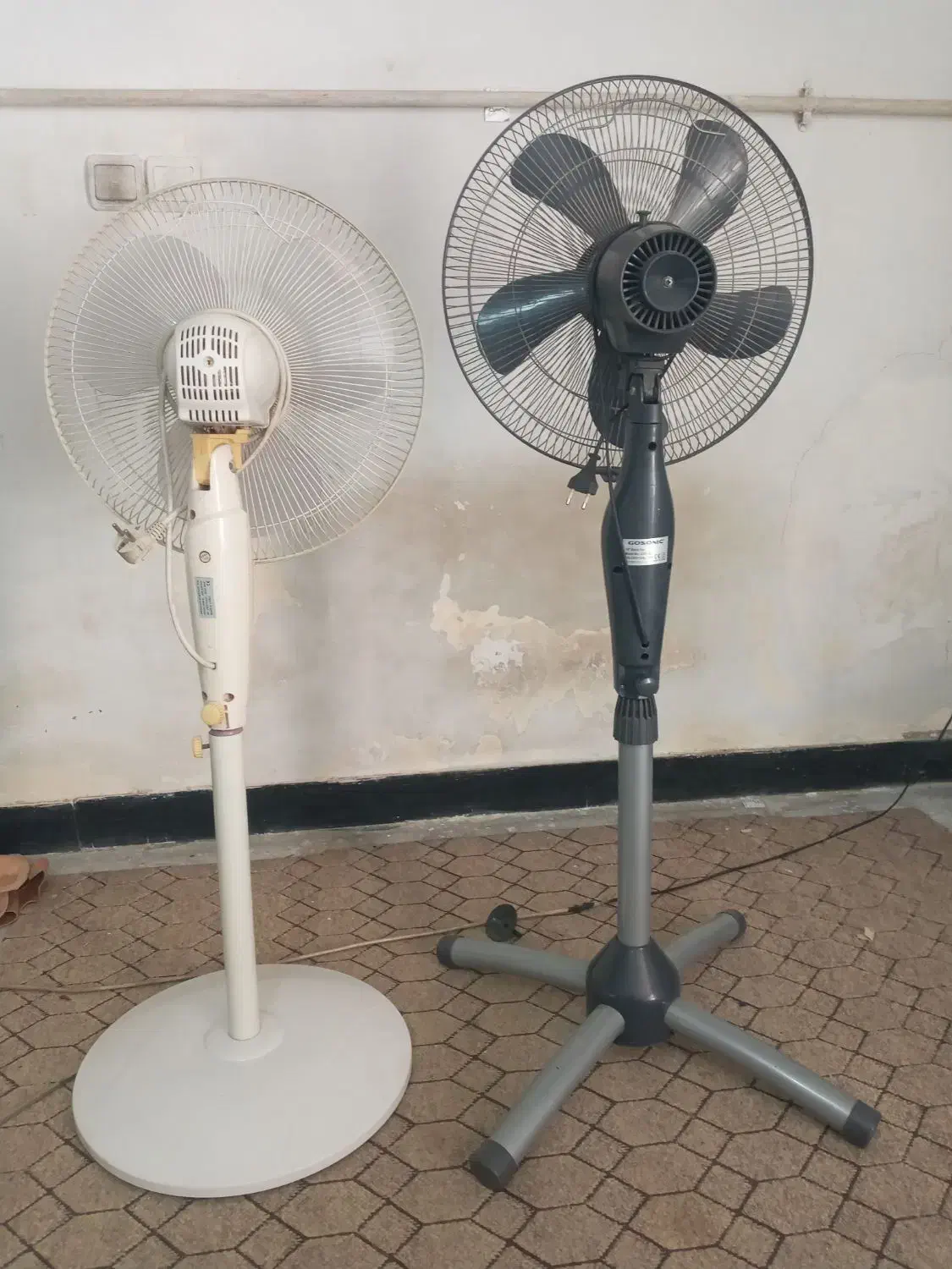 پنکه پایه بلند|پنکه و تصفیه‌کنندهٔ هوا|شیراز, کوشک میدان|دیوار