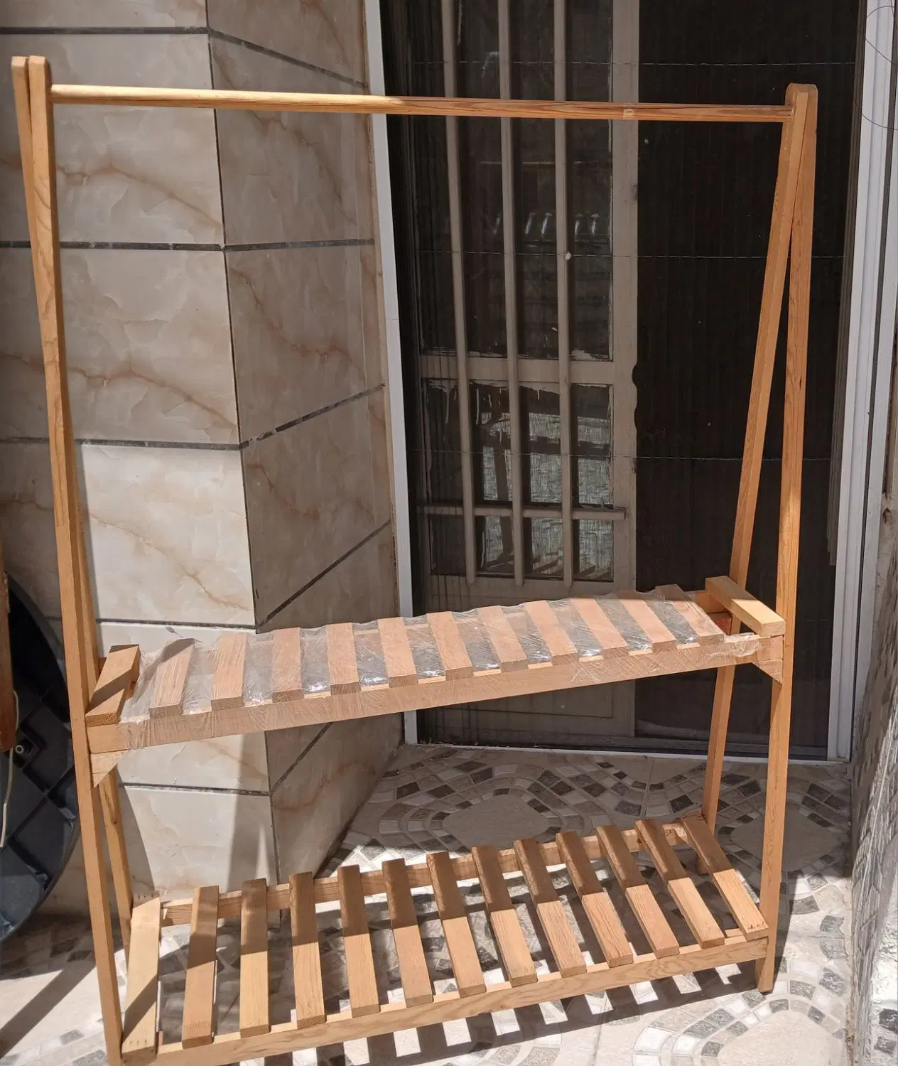 جالباسی|بندرخت و رخت‌آویز|شیراز, آزادگان|دیوار