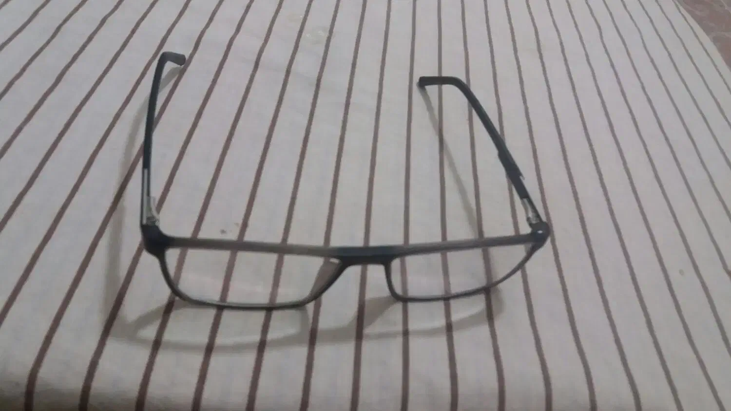 یکعدد عینک طبی زنانه گمشده|اشیا|پرند, فاز ۵|دیوار