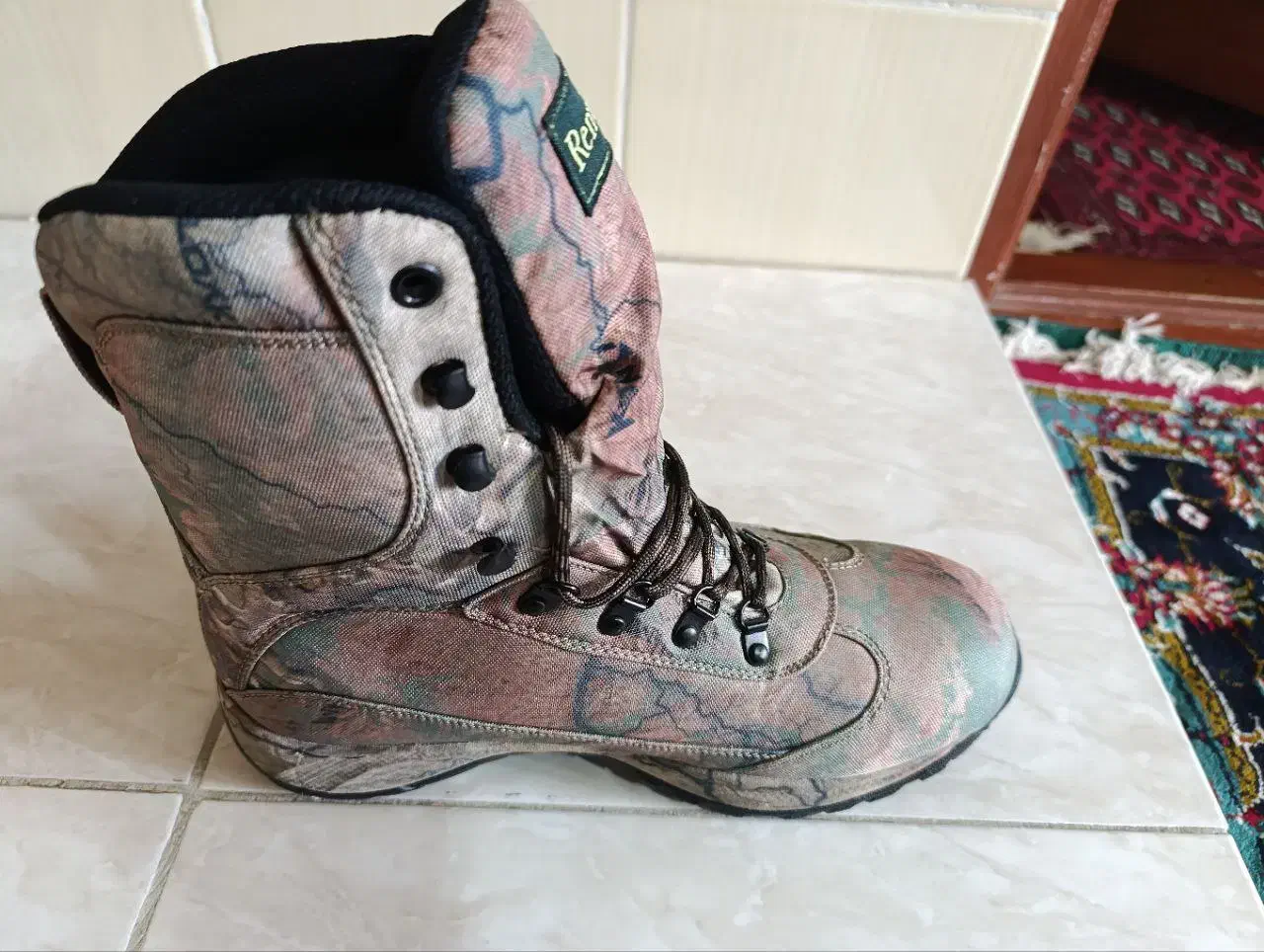 پوتین|کیف، کفش، کمربند|کردکوی, |دیوار