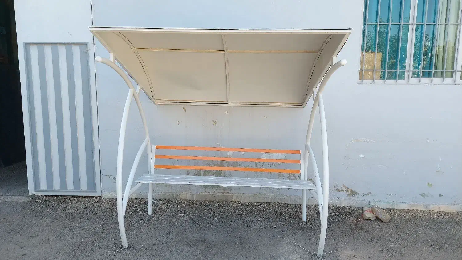 صندلی ایستگاهی|صندلی و نیمکت|اسفراین, |دیوار