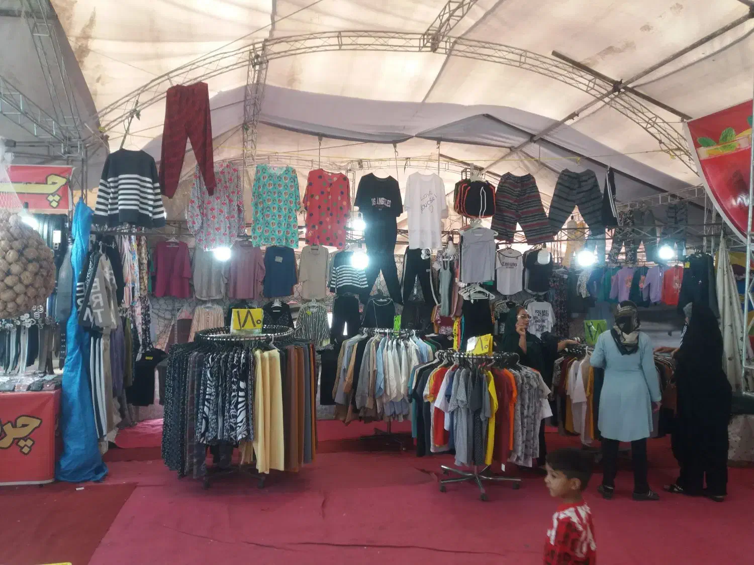 عرضه پوشاک تولیدی تهران در نمایشگاه رودان|لباس|رودان, |دیوار