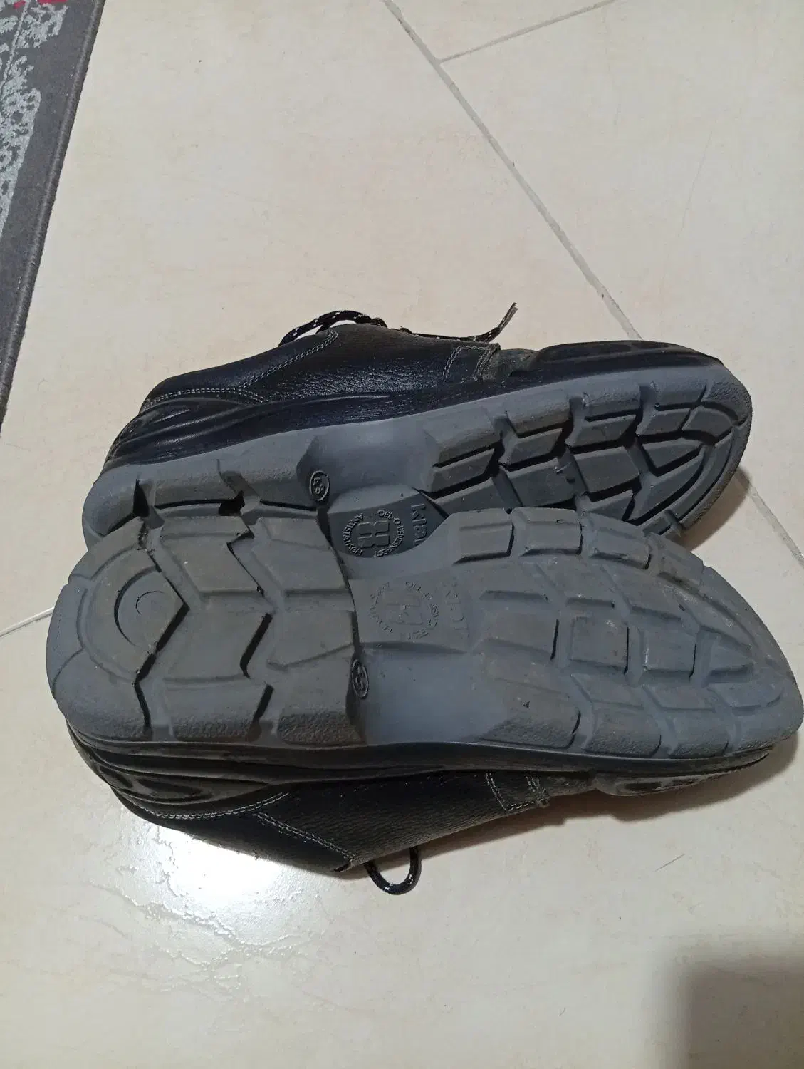 کفش کار اعلاء|کیف، کفش، کمربند|رشت, باهنر|دیوار