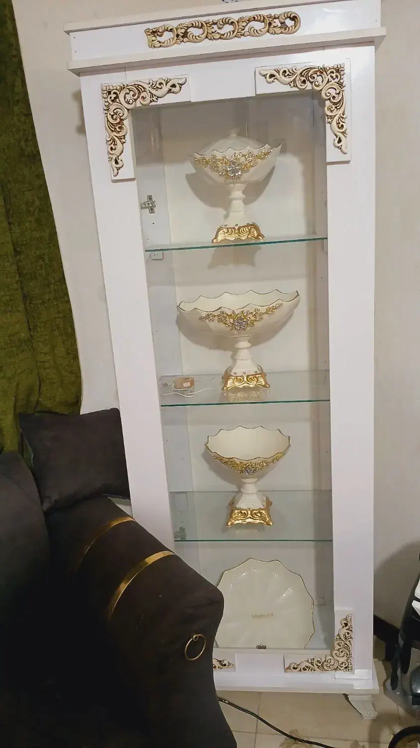 بوفه ویترینی سفید طلایی در حد نو|بوفه، ویترین، کنسول|گلبهار, شهر جدید گلبهار|دیوار