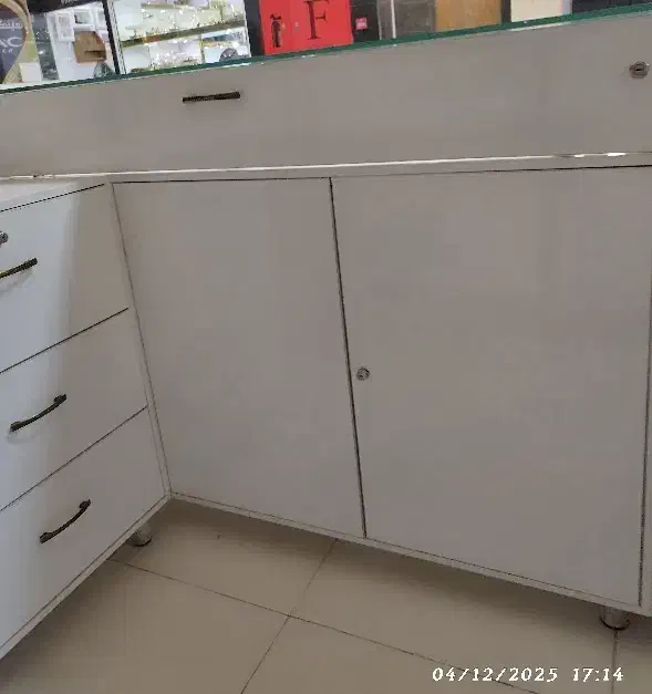 ویترین شیشهای فروشگاهی تمیز دارای کمد وکشو قفلدار|فروشگاه و مغازه|اصفهان, شیخ اشراق|دیوار