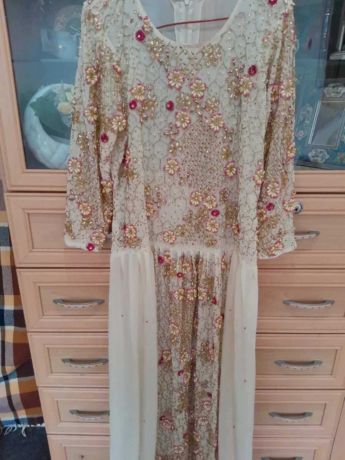 لباس سقزی در حد نو|لباس|قروه, |دیوار