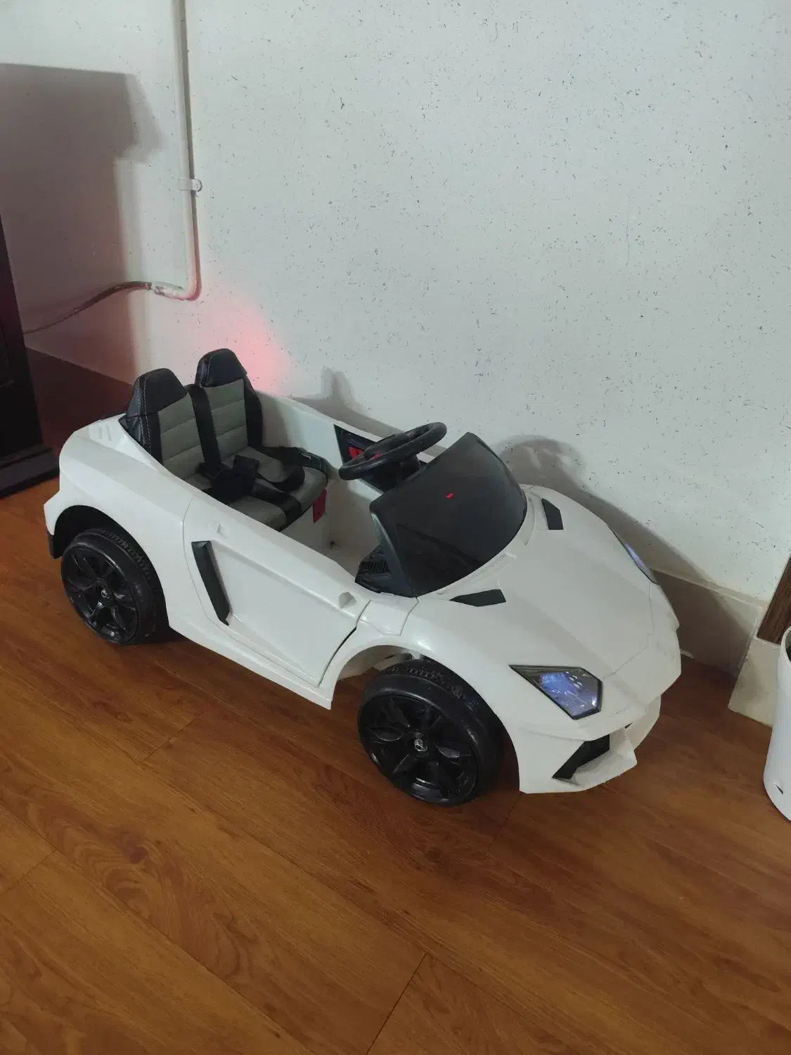 ماشین شارژی شیک|اسباب‌بازی بچه|شاهین‌شهر, شهرک میلاد|دیوار