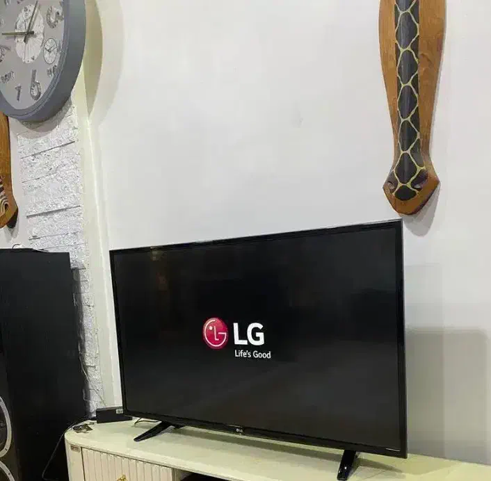 فروش تلویزیون ال جی همراه با میز ۳۲اینچ|تلویزیون و پروژکتور|میاندوآب, |دیوار