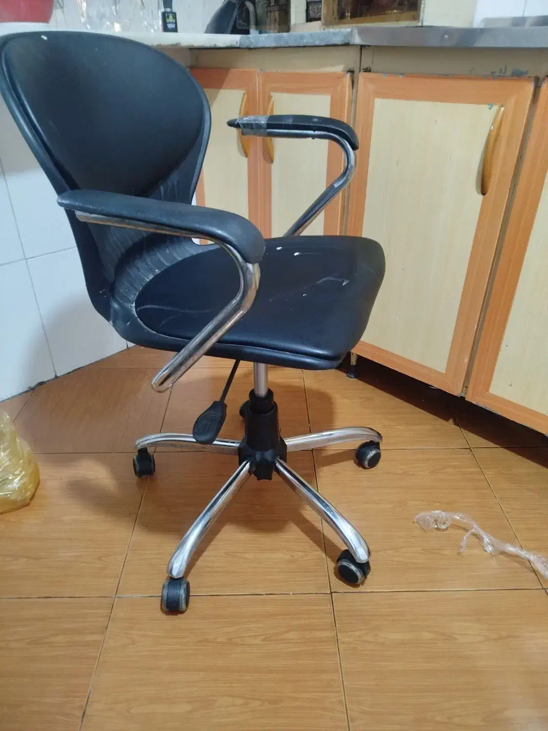 صندلی چرخشی|میز تحریر و کامپیوتر|ورامین, ورامین|دیوار