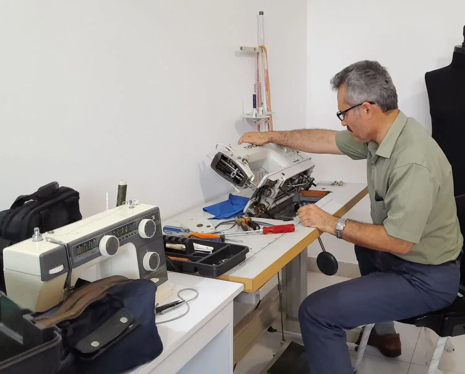 تعمیر کار چرخ خیاطی|خدمات پیشه و مهارت|لاهیجان, شقایق|دیوار