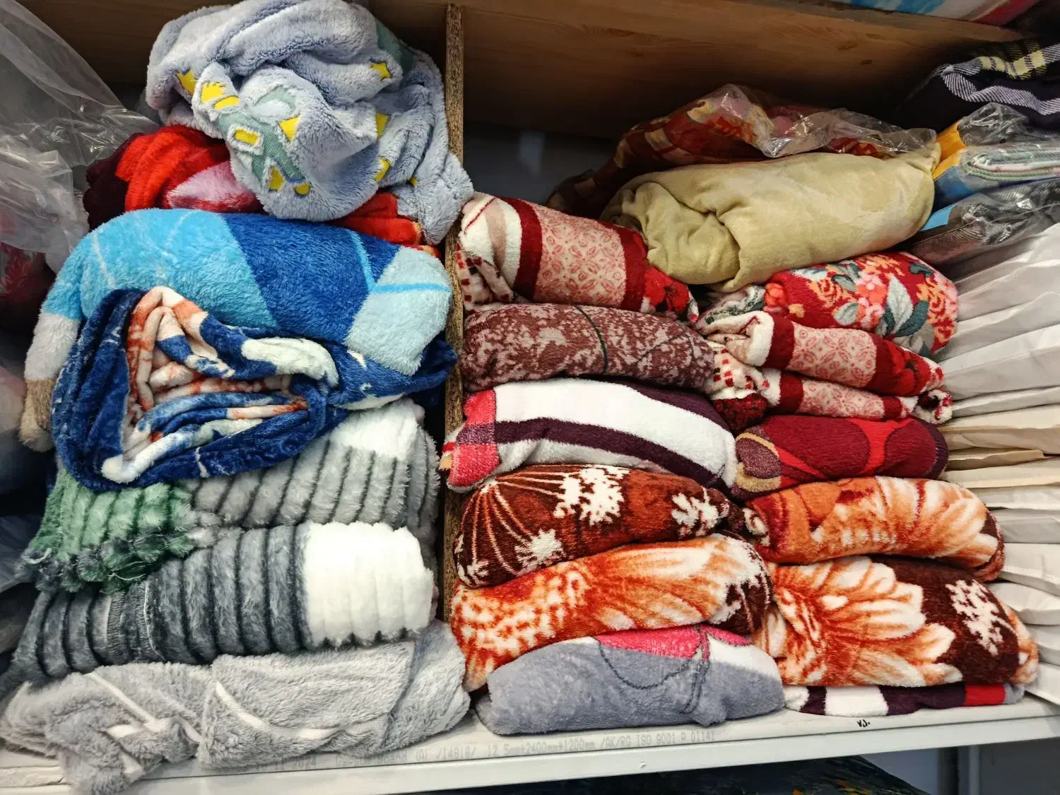 فروش انواع پتو ضخیم مسافرتی پاییزی شب نما|رختخواب، بالش، پتو|اصفهان, شاه پسند|دیوار