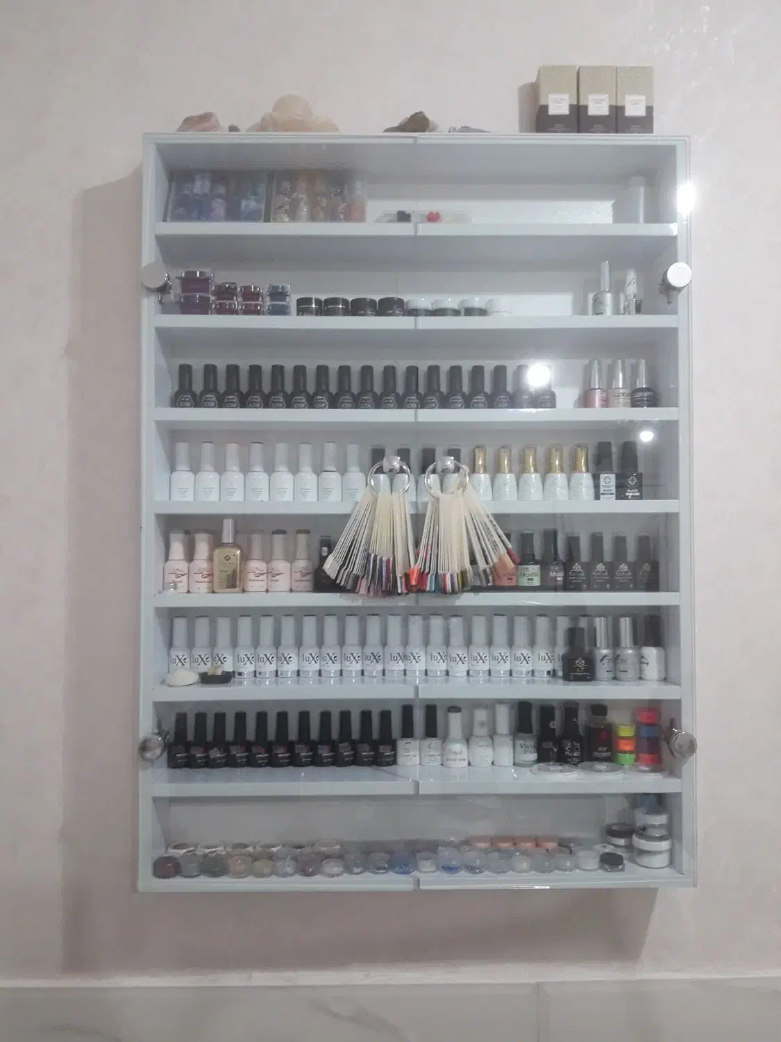 میز ناخن و استند لاک|آرایشگاه و سالن‌های زیبایی|رشت, خمیران زاهدان|دیوار