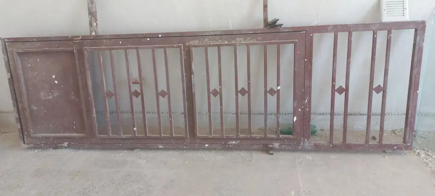 یک عدد درب راه پله و یک عدد پنجره|مصالح و تجهیزات ساختمان|ارسنجان, |دیوار