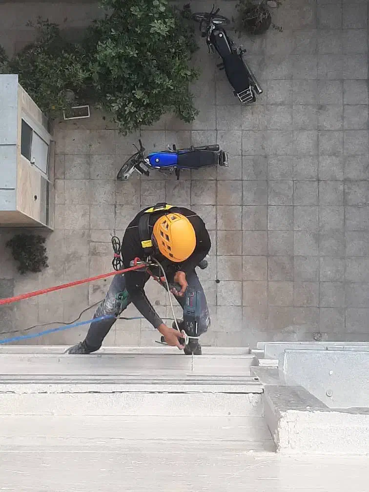 کار در ارتفاع با طناب عایق بندی وآب گریز نما|خدمات پیشه و مهارت|شیراز, گلدشت معالی‌آباد|دیوار