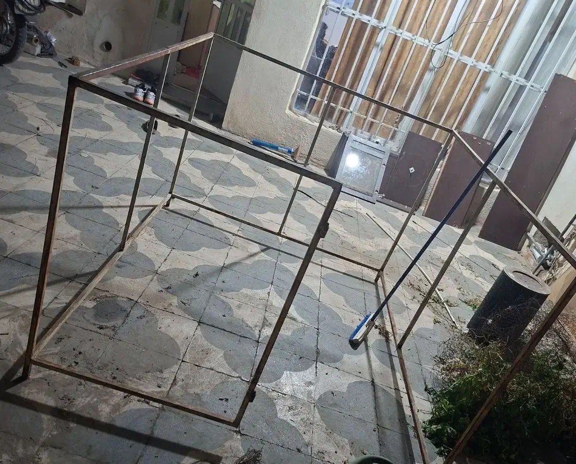 قفس اهنی درب دار بزرگ|لوازم جانبی حیوانات|شیراز, شیشه‌گری|دیوار