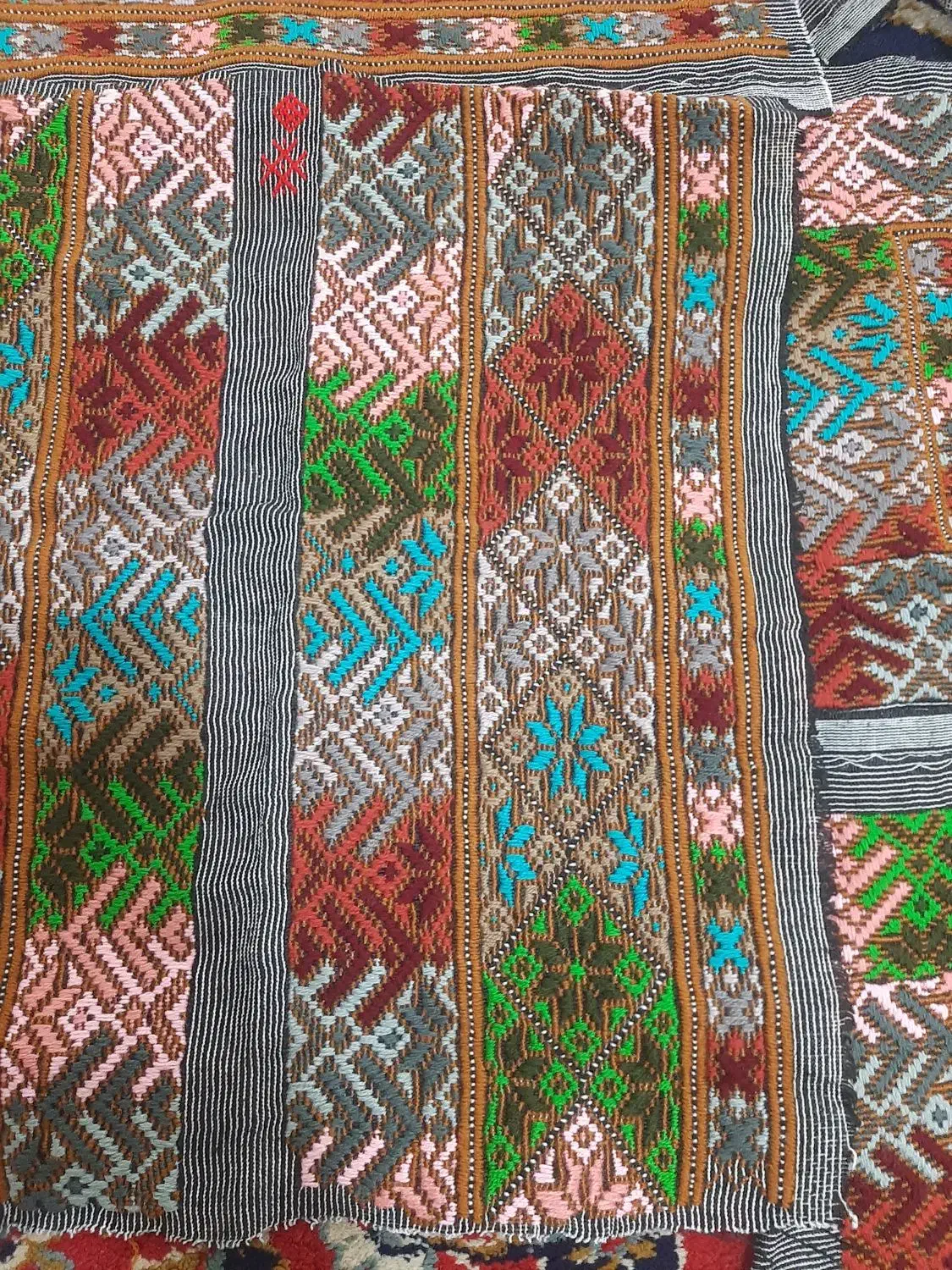 بدن آستین|لباس|سیب و سوران, |دیوار