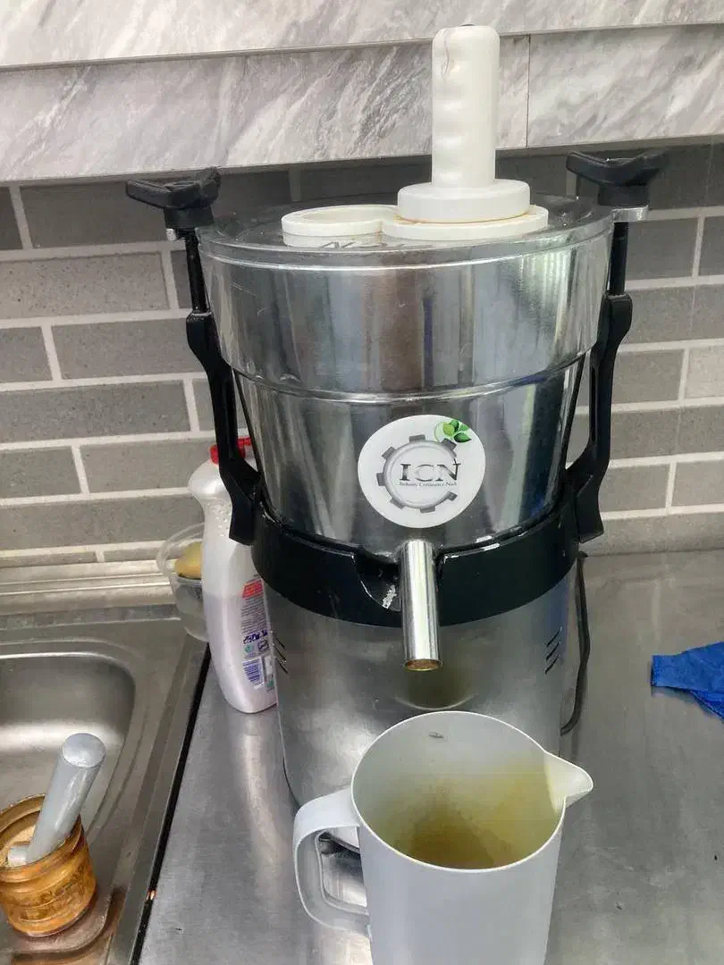 فروش تجهیزات بستنی دستکاه قیفی و تاپینگ ۲۰لگنه|کافیشاپ و رستوران|آبدانان, |دیوار