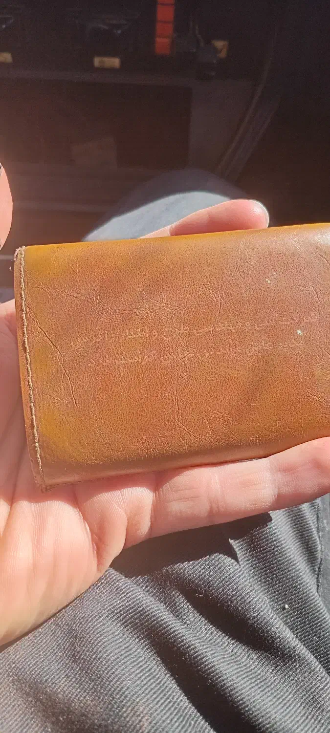 تعدادی مدارک گم شده|اشیا|دورود, |دیوار