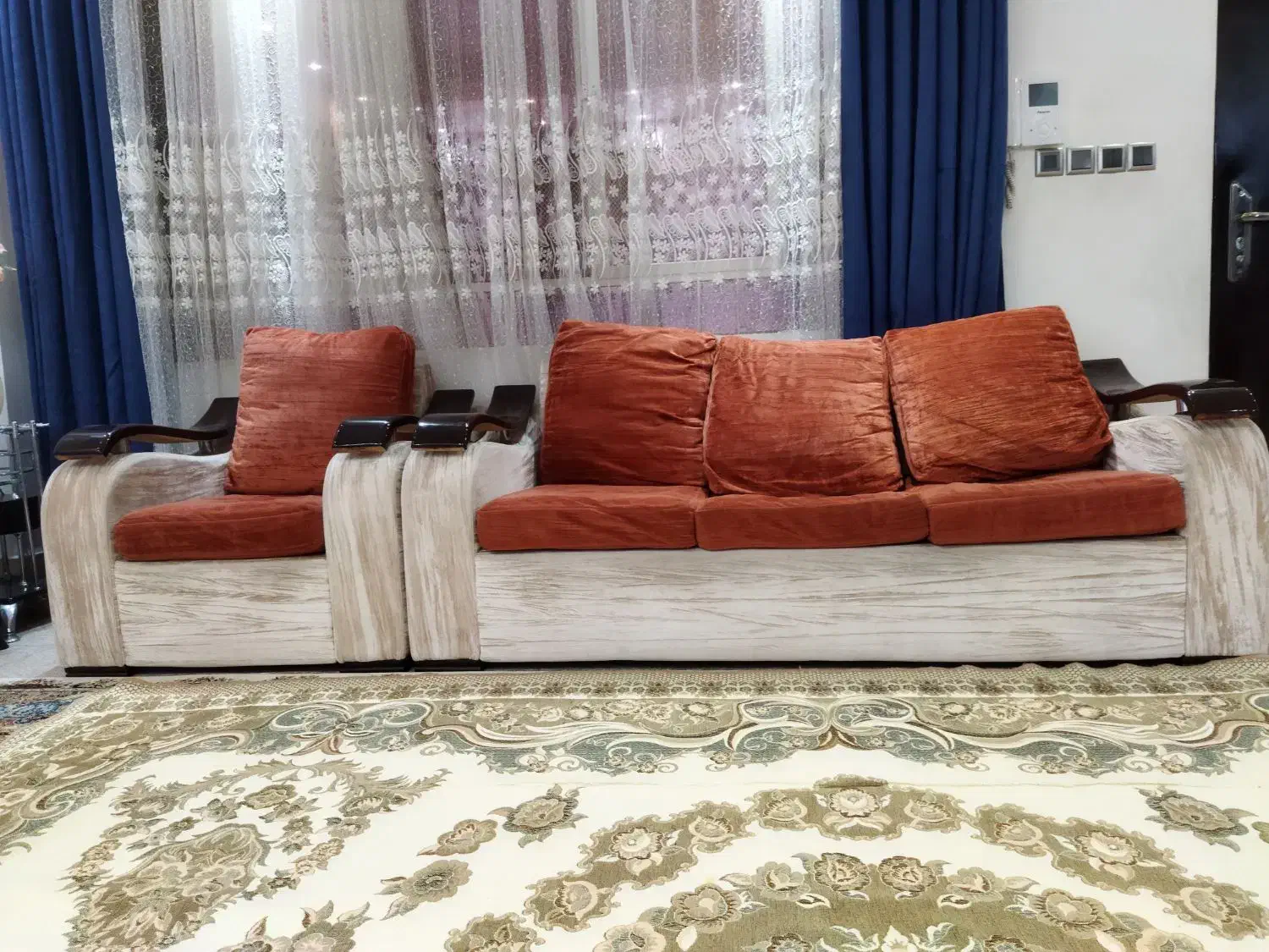 مبل ۷نفره دسته چوبی|مبلمان خانگی و میز عسلی|بوشهر, |دیوار