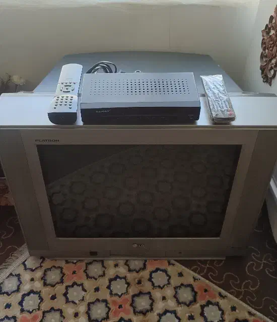 تلویزیون ال جی(LG) به همراه دستگاه دیجیتال|تلویزیون و پروژکتور|بروجرد, |دیوار