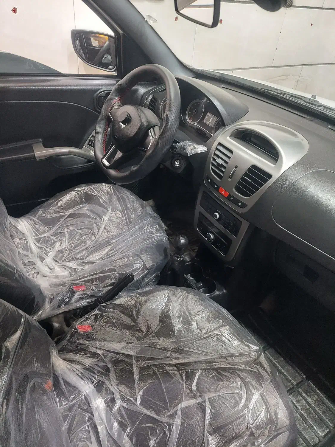 کویک rسفید مشکی مدل ۴۰۲ آپشنال|خودرو سواری و وانت|شیراز, شهرک گلستان|دیوار