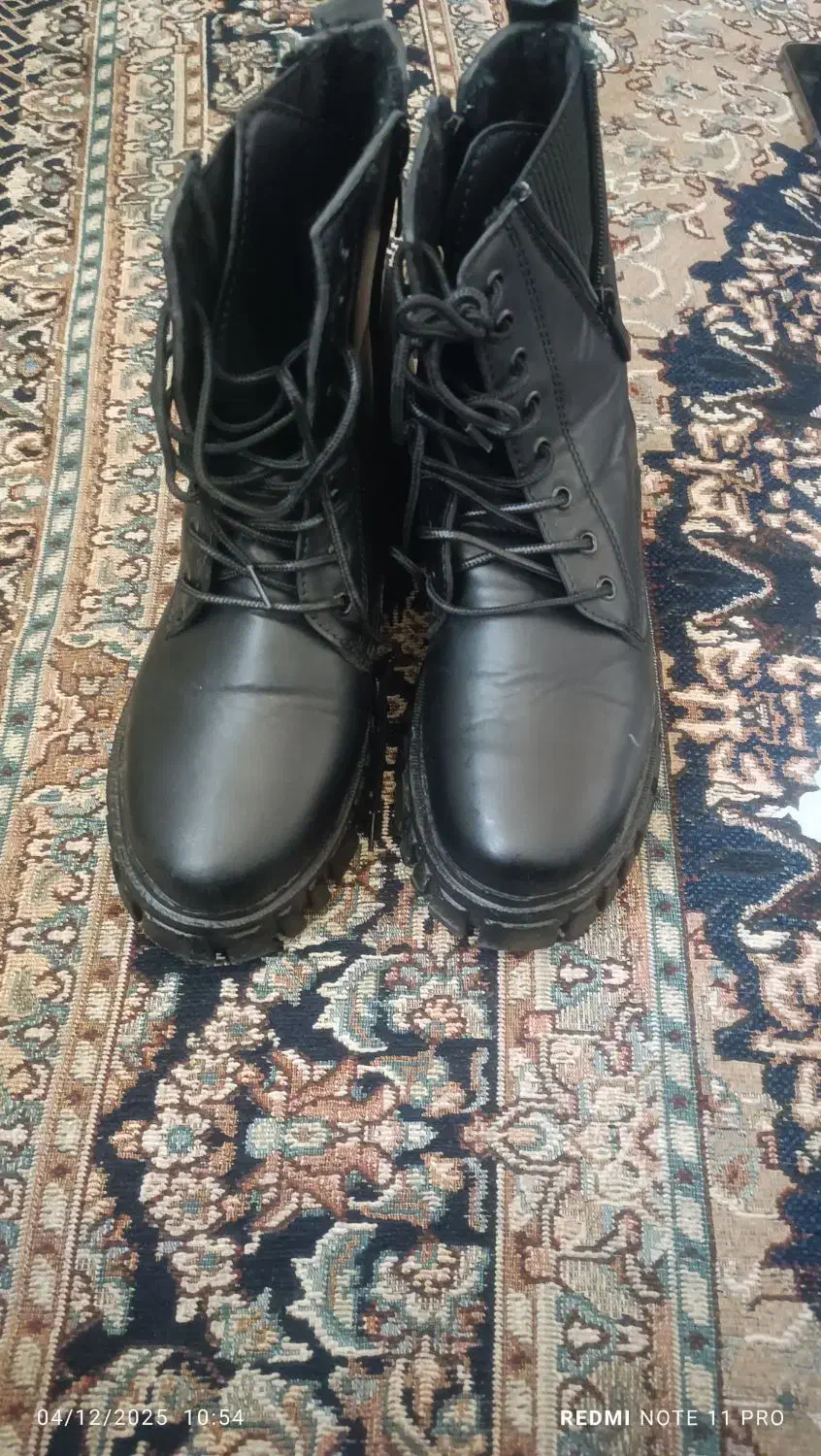 نیم بوت|کیف، کفش، کمربند|پیشوا, |دیوار