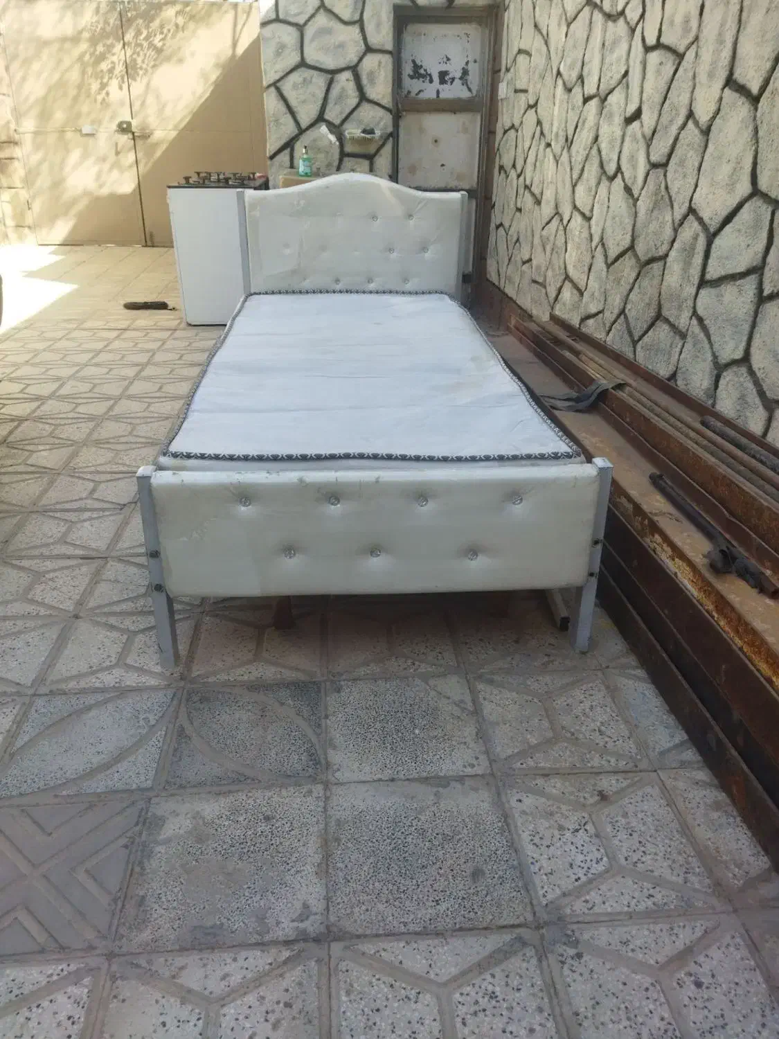 تخت و خوشخواب گاز فروخته شده.|تخت و سرویس خواب|تربت جام, میان جام|دیوار
