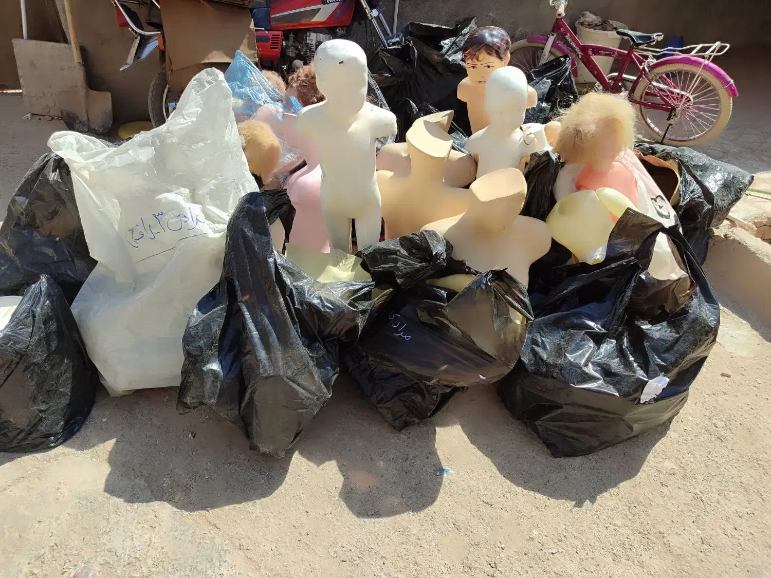 تعداد زیادی مانکن بچه و نیم تنه زنانه قیمت ارزون|فروشگاه و مغازه|تربت جام, شهرک معلم|دیوار