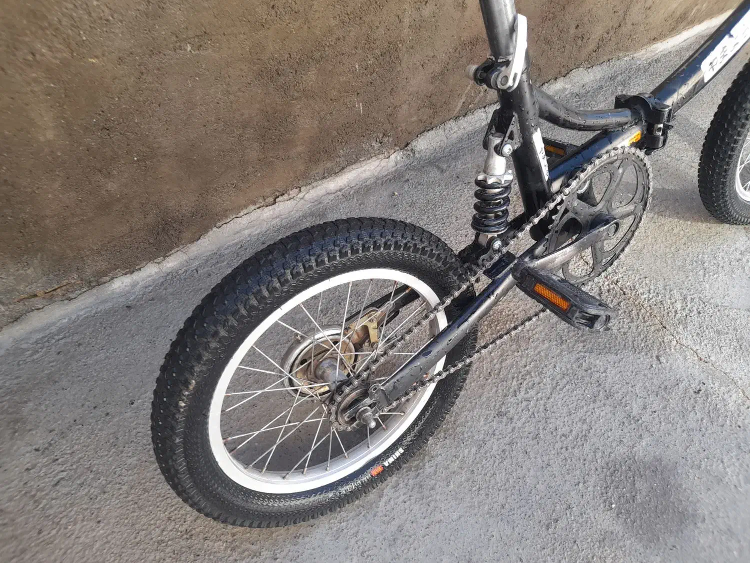 چرخ|دوچرخه، اسکیت، اسکوتر|صحنه, |دیوار