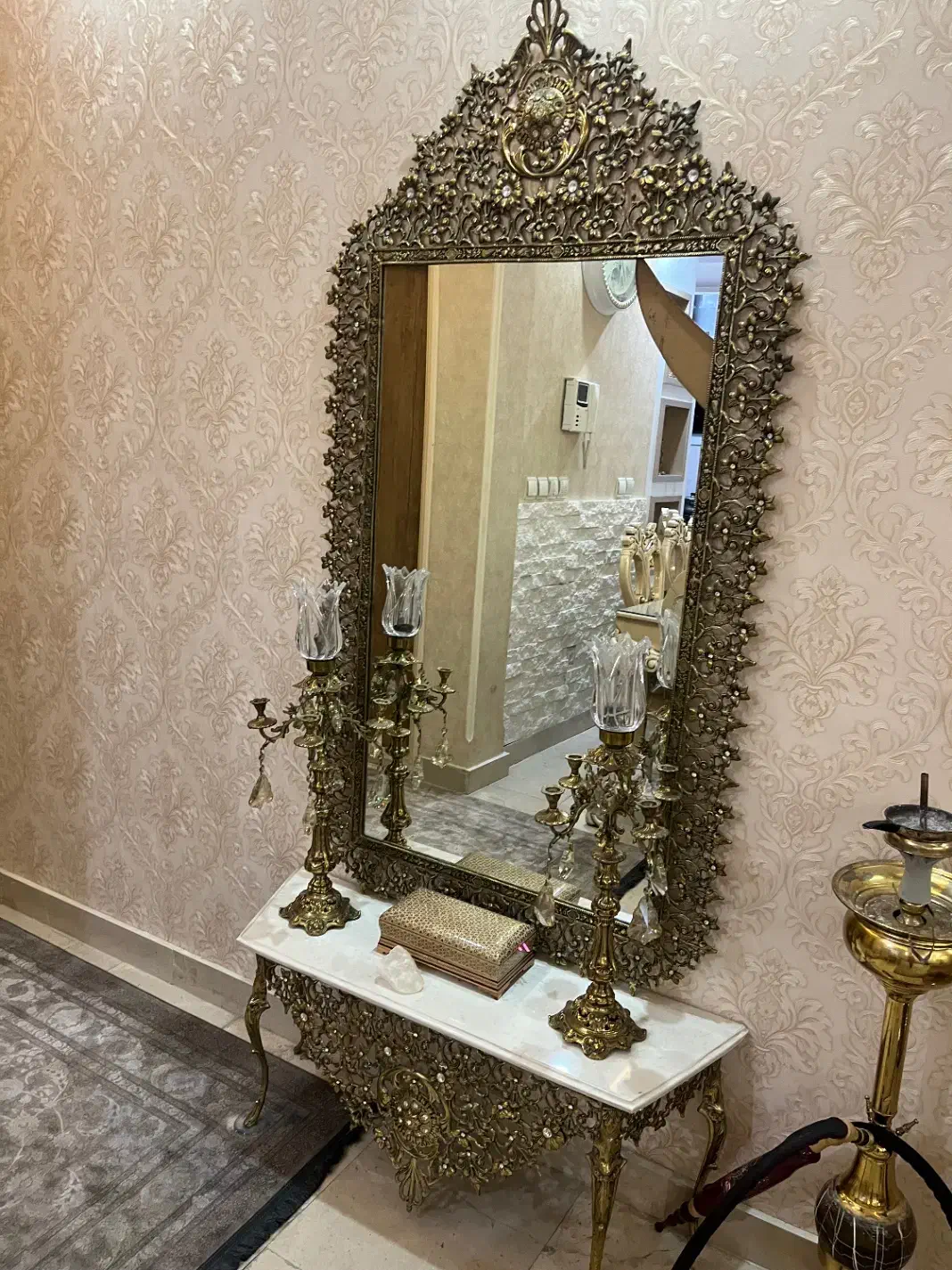 اینه و شمعدان برنجی|آینه|تهران, دژکام|دیوار