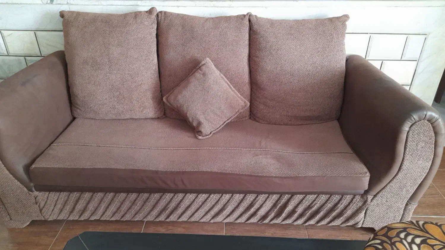 مبل راحتی درحد نو چوب گردو محکم وتمیز|مبلمان خانگی و میز عسلی|لنجان, |دیوار