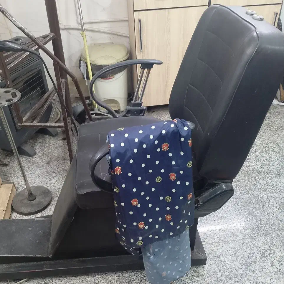 صندلی طرح برقی و اینه بزرگ|آرایشگاه و سالن‌های زیبایی|بومهن, |دیوار