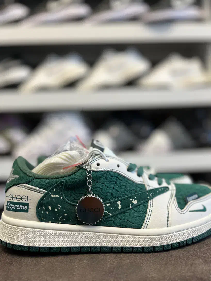 کتونی نایک جردن وان تراویس اسکات گوچی|کیف، کفش، کمربند|تهران, تهرانسر شمالی|دیوار